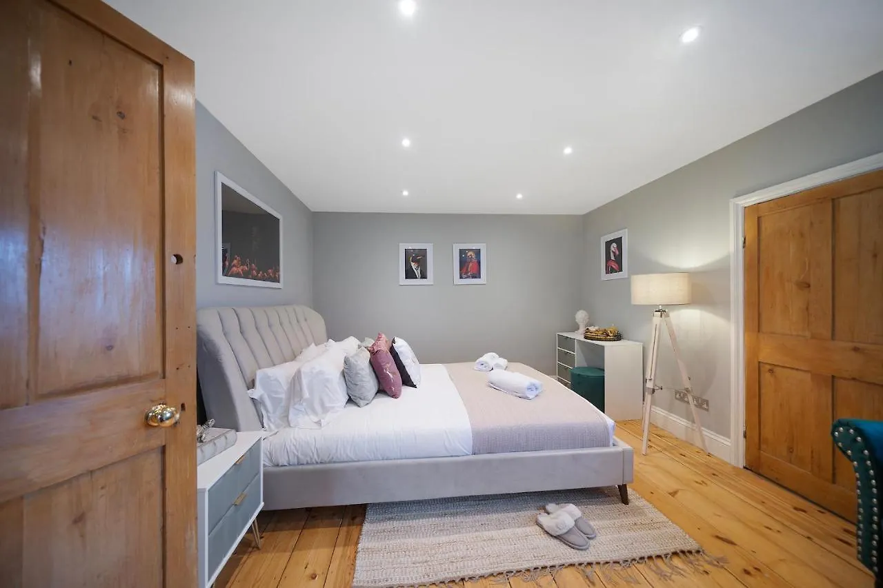 4 Bedroom Home With Garden, Game Room, Parking- Esho Stays Gloucester
