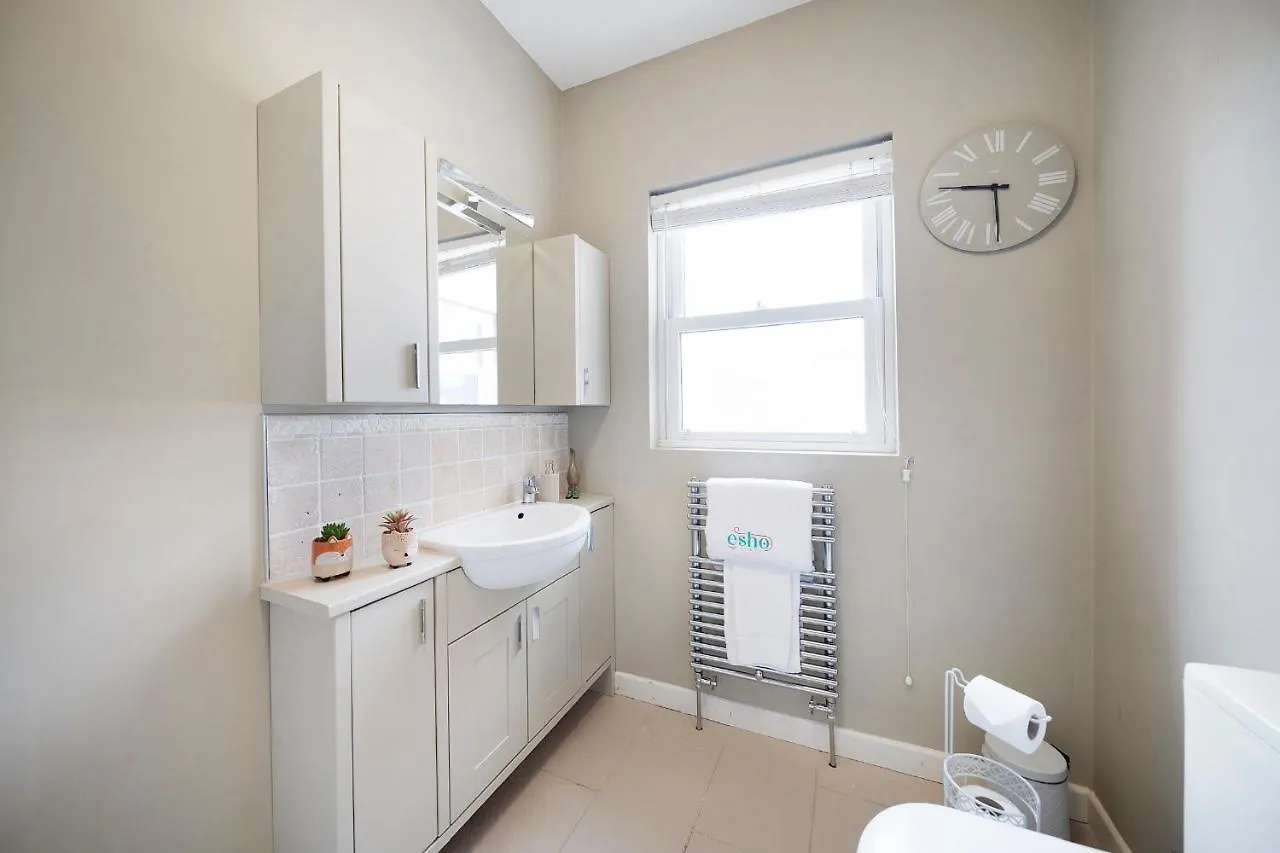 4 Bedroom Home With Garden, Game Room, Parking- Esho Stays Gloucester