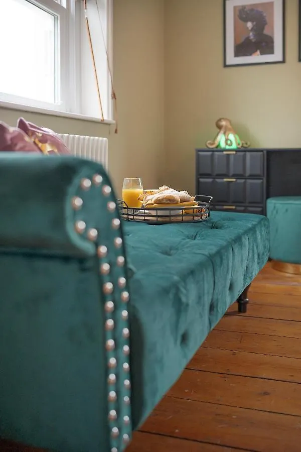 4 Bedroom Home With Garden, Game Room, Parking- Esho Stays Gloucester Holiday home