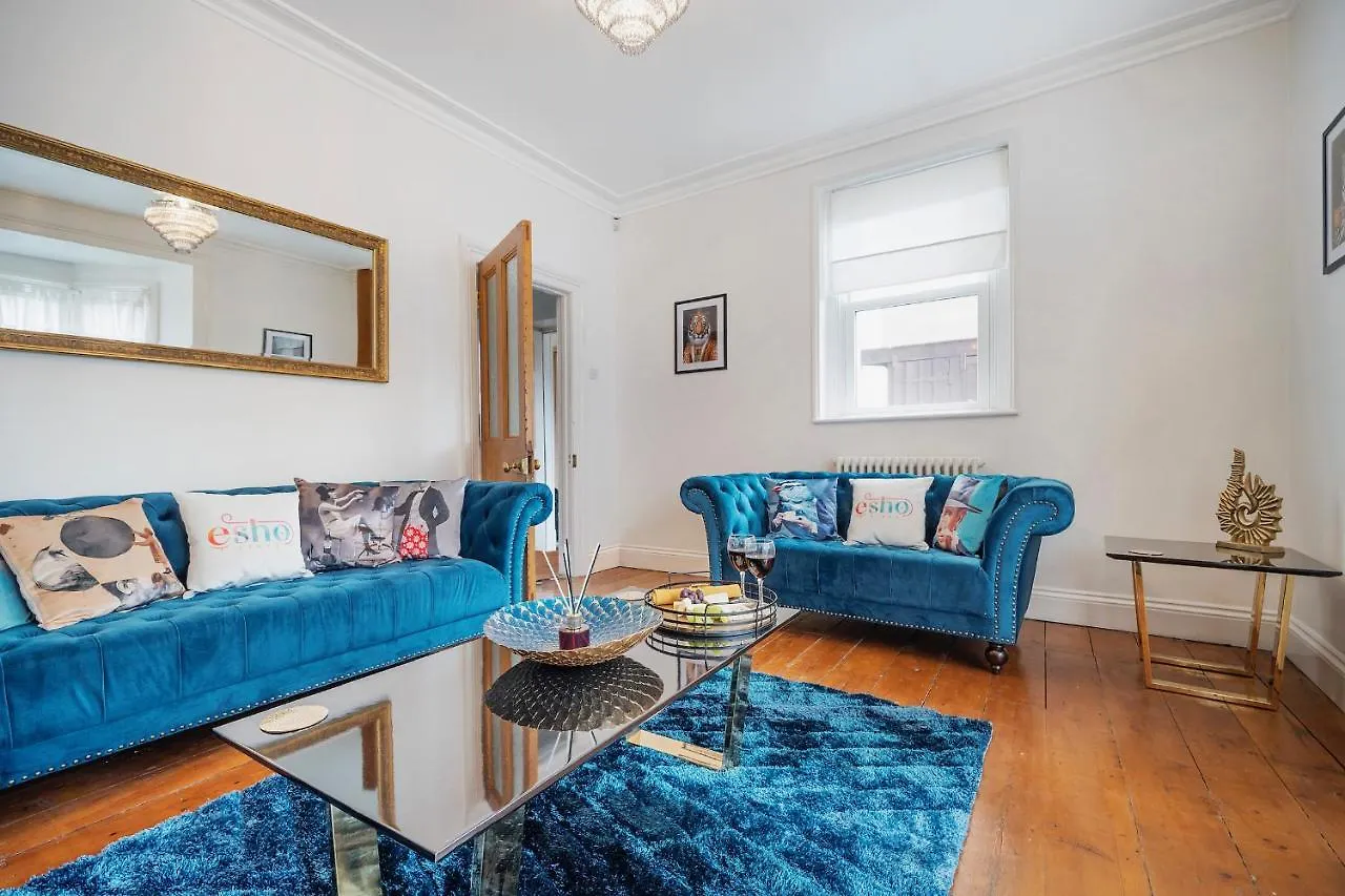 4 Bedroom Home With Garden, Game Room, Parking- Esho Stays Gloucester 0*,  United Kingdom