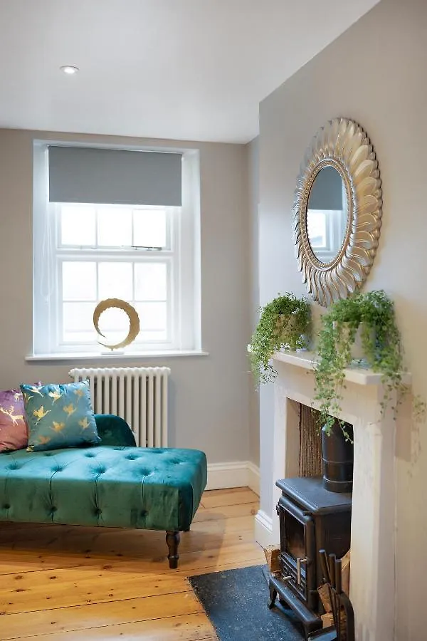 4 Bedroom Home With Garden, Game Room, Parking- Esho Stays Gloucester