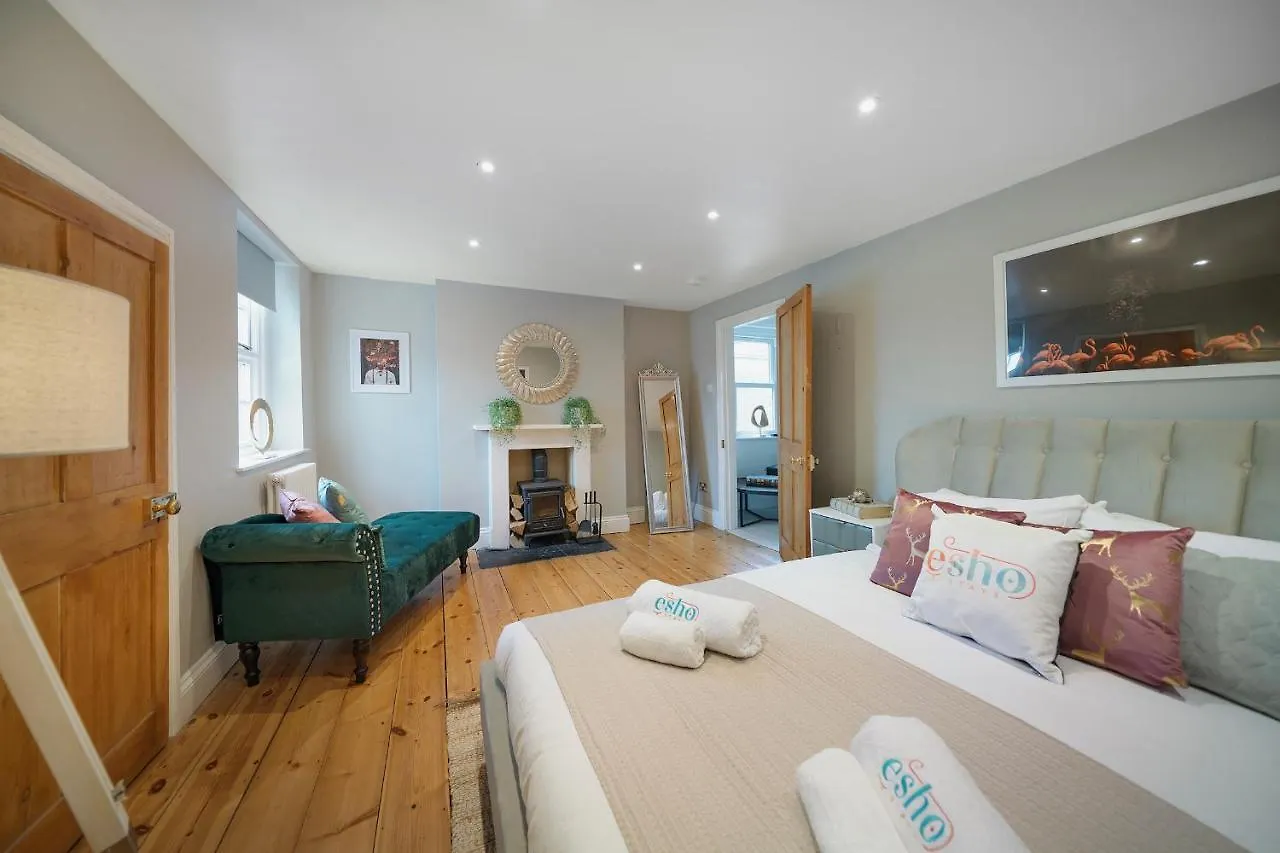4 Bedroom Home With Garden, Game Room, Parking- Esho Stays Gloucester 0*,