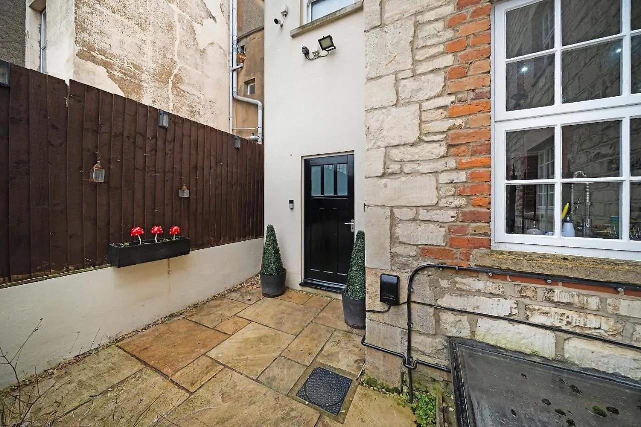 4 Bedroom Home With Garden, Game Room, Parking- Esho Stays Gloucester 0*,