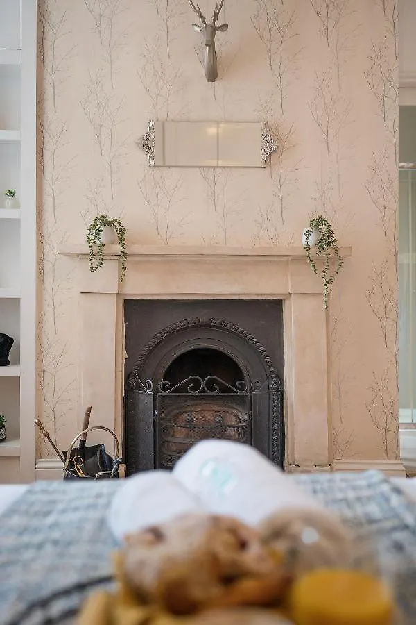 4 Bedroom Home With Garden, Game Room, Parking- Esho Stays Gloucester Holiday home