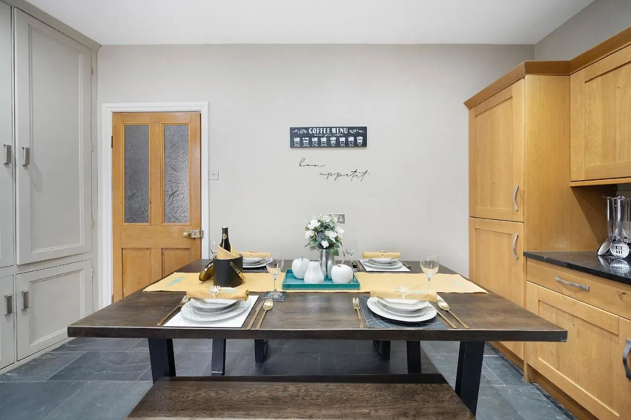 4 Bedroom Home With Garden, Game Room, Parking- Esho Stays Gloucester Holiday home