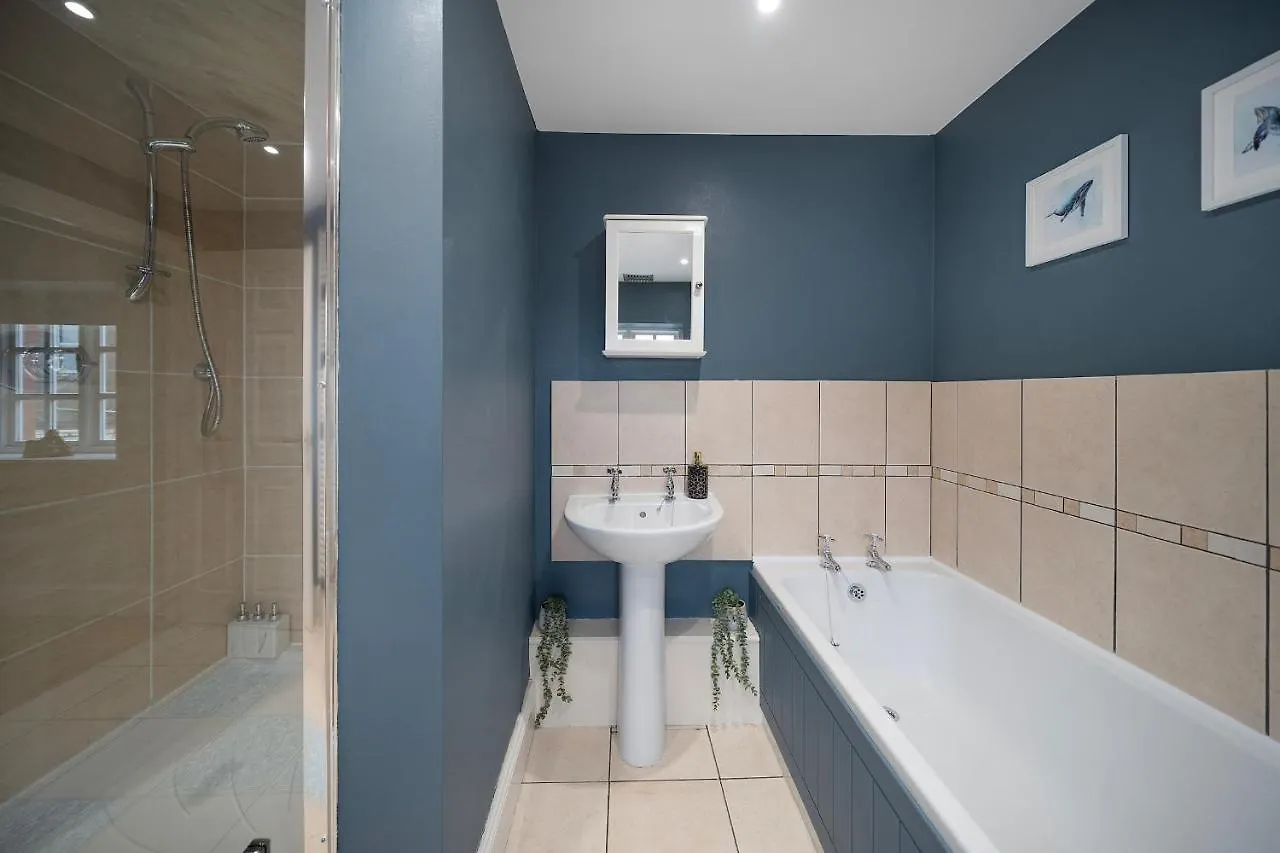 Holiday home 4 Bedroom Home With Garden, Game Room, Parking- Esho Stays Gloucester United Kingdom