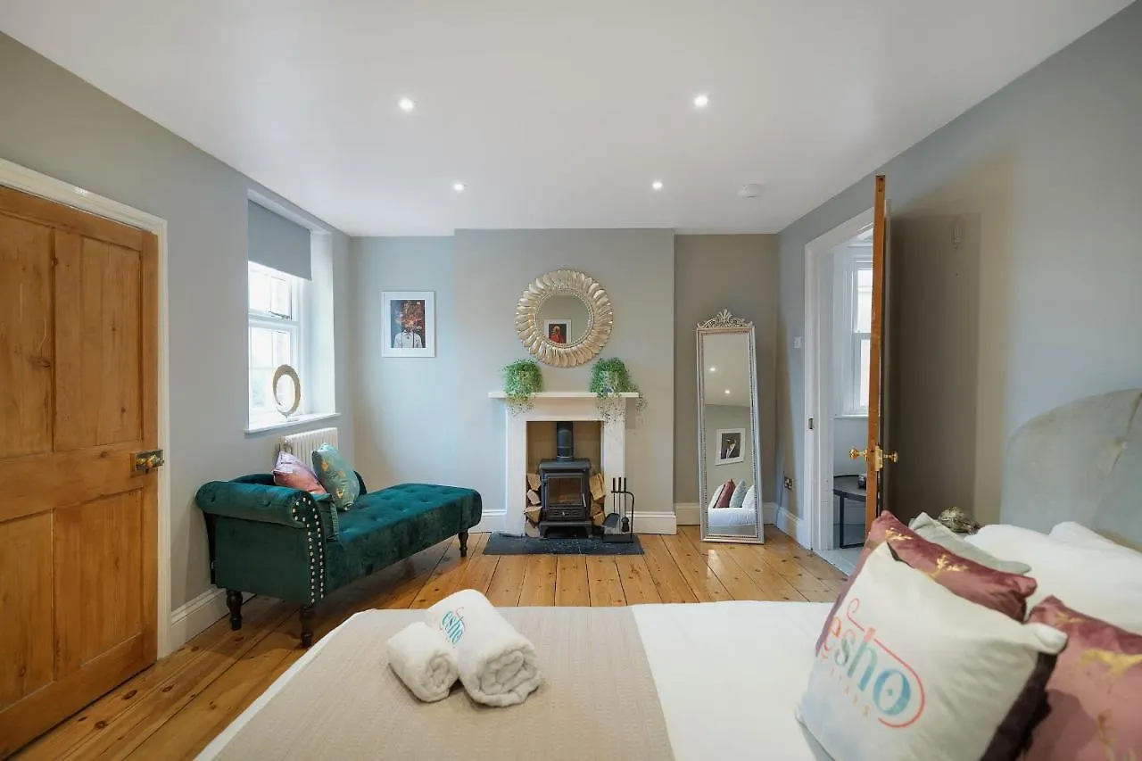 4 Bedroom Home With Garden, Game Room, Parking- Esho Stays Gloucester 0*,  United Kingdom