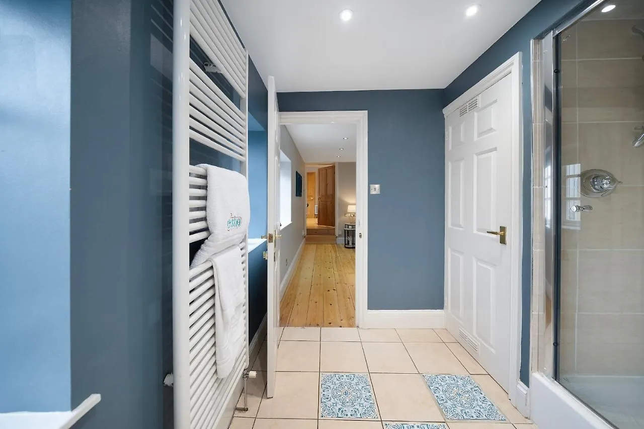 Holiday home 4 Bedroom Home With Garden, Game Room, Parking- Esho Stays Gloucester