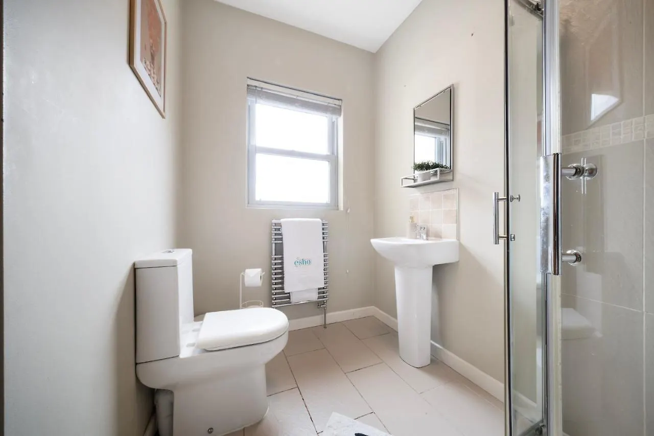 4 Bedroom Home With Garden, Game Room, Parking- Esho Stays Gloucester