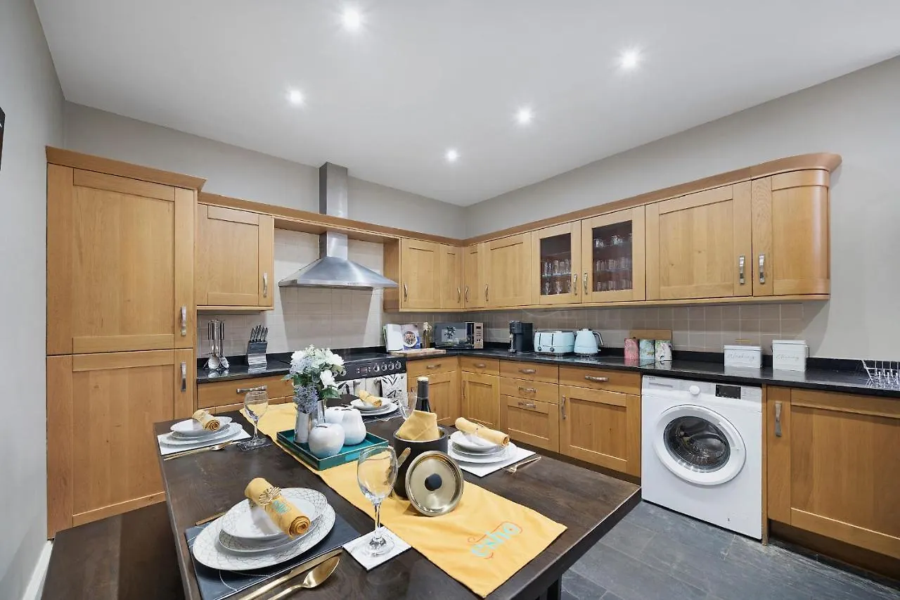 4 Bedroom Home With Garden, Game Room, Parking- Esho Stays Gloucester Holiday home