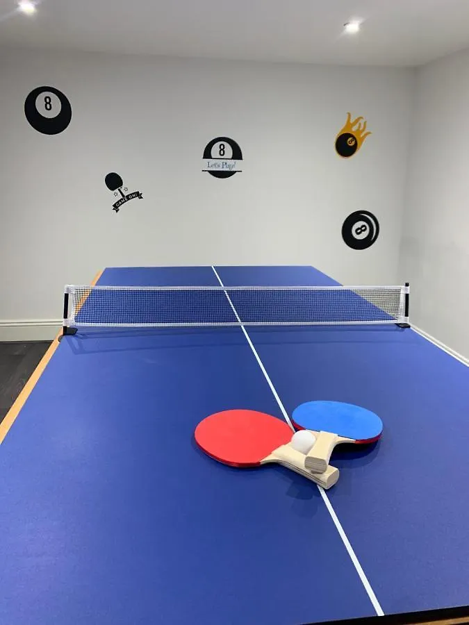 Holiday home 4 Bedroom Home With Garden, Game Room, Parking- Esho Stays Gloucester