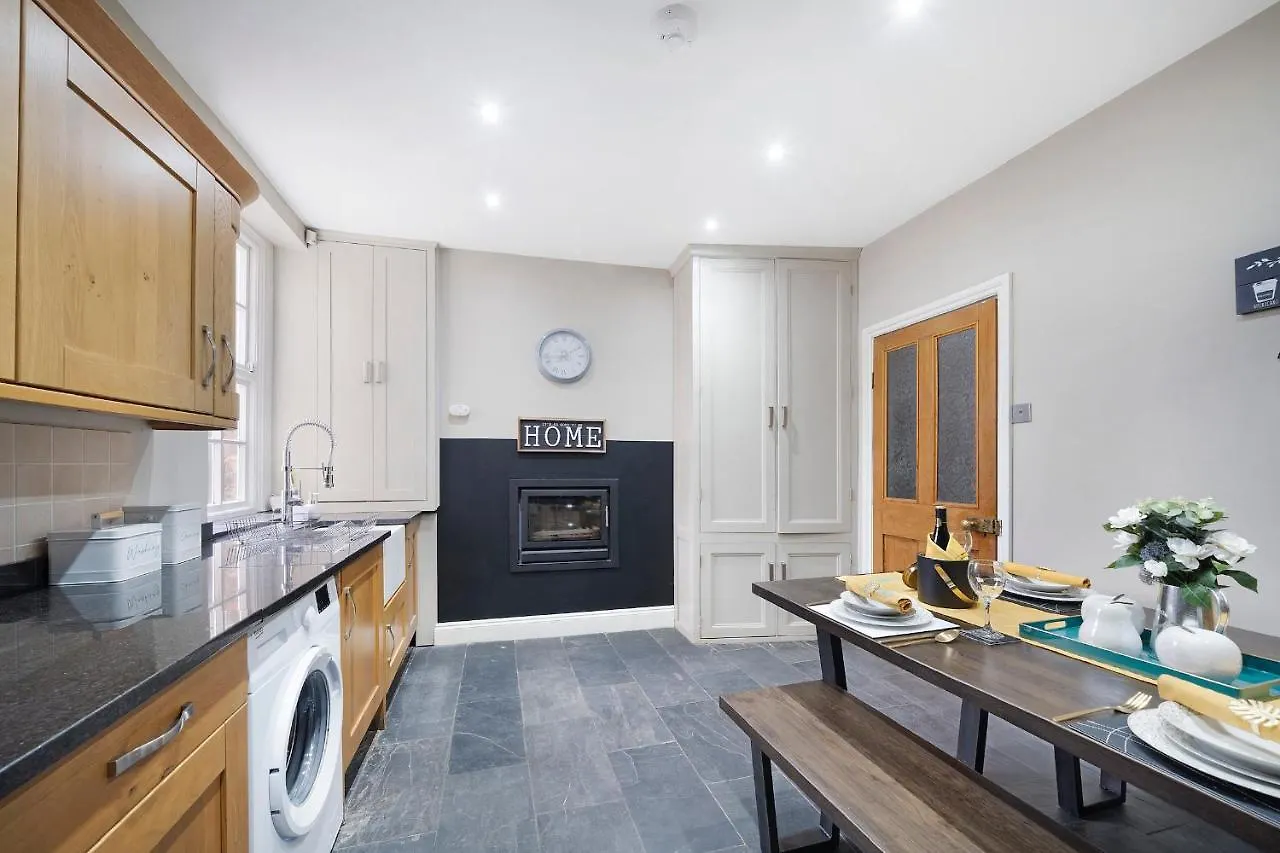 4 Bedroom Home With Garden, Game Room, Parking- Esho Stays Gloucester