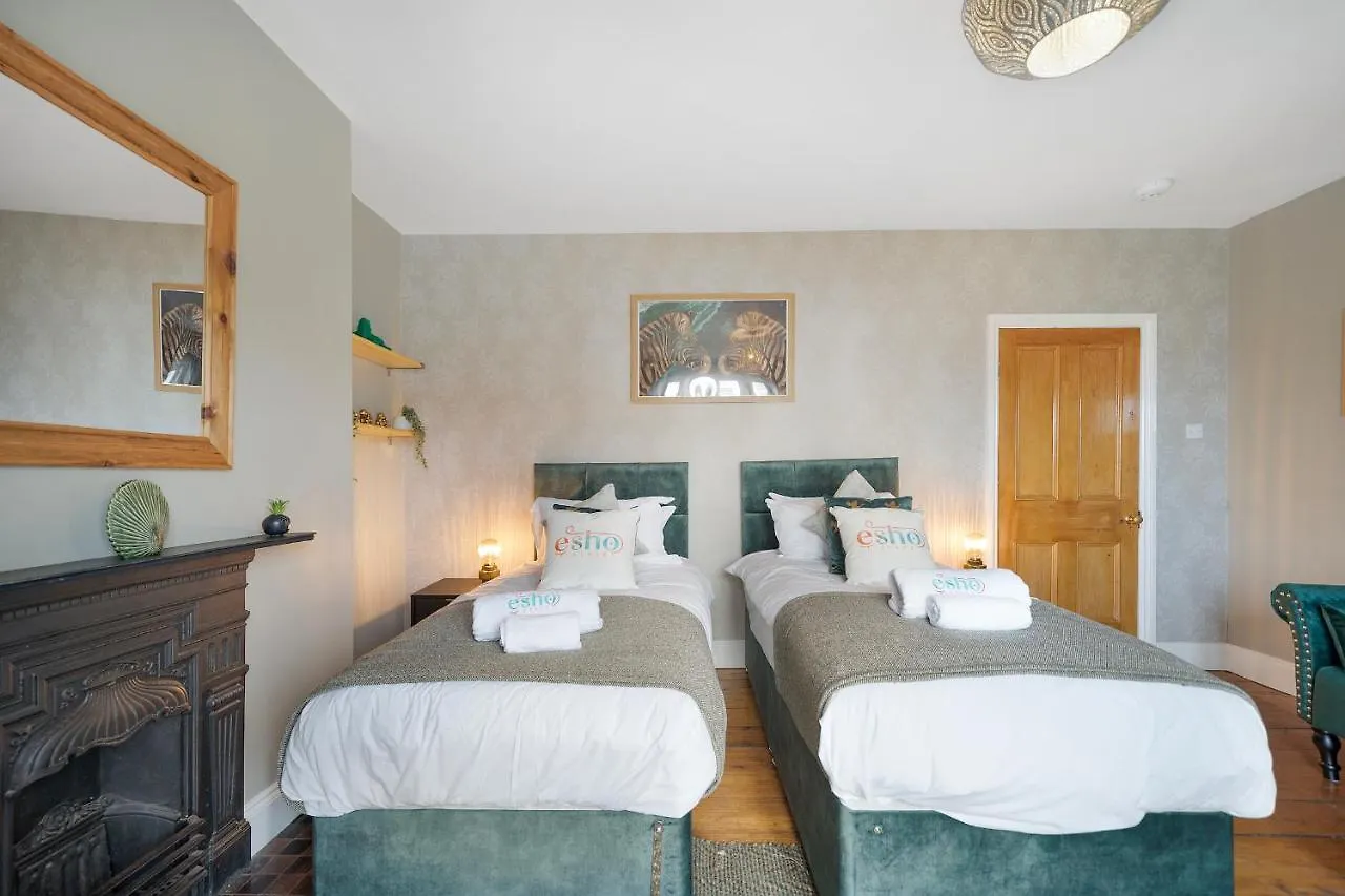 Holiday home 4 Bedroom Home With Garden, Game Room, Parking- Esho Stays Gloucester