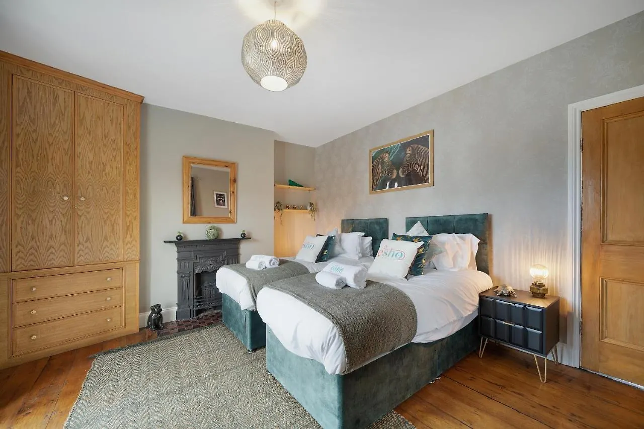 Holiday home 4 Bedroom Home With Garden, Game Room, Parking- Esho Stays Gloucester