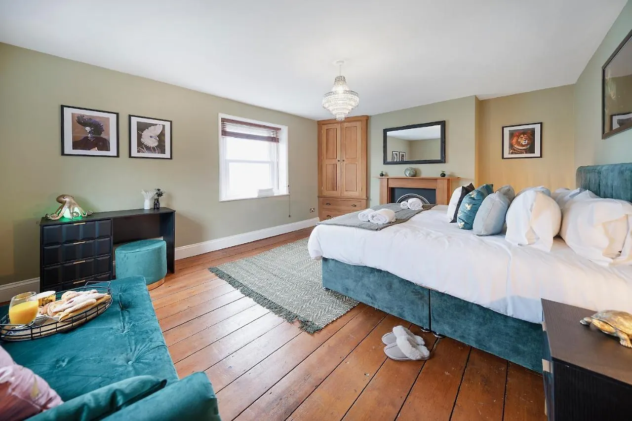 Holiday home 4 Bedroom Home With Garden, Game Room, Parking- Esho Stays Gloucester United Kingdom