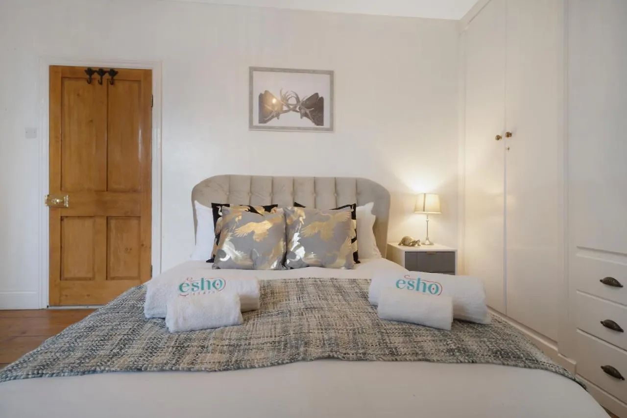 4 Bedroom Home With Garden, Game Room, Parking- Esho Stays Gloucester 0*,  United Kingdom