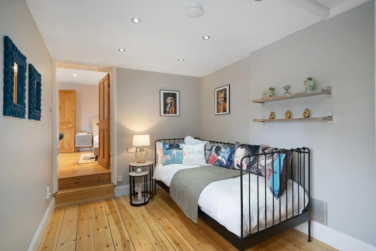 4 Bedroom Home With Garden, Game Room, Parking- Esho Stays Gloucester Holiday home